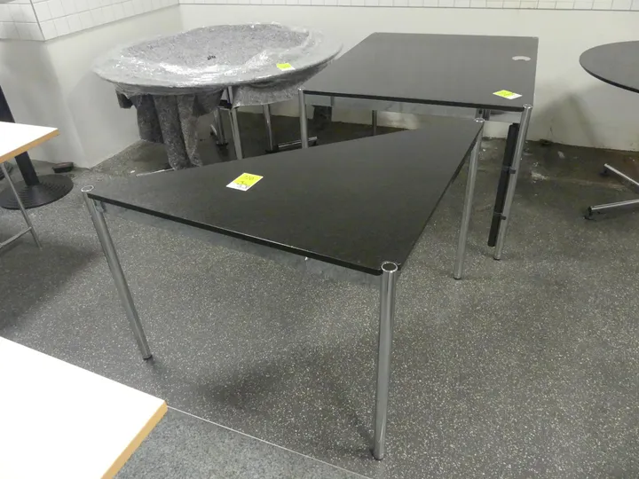 USM Haller - Tisch, Dreieck, chrom/schwarz Maße in cm ca. 110 x 72 x 74